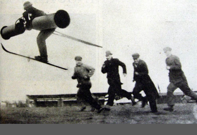 Primo aprile 1934: anche il “New York Times” pubblicò questa foto con un uomo volante, corredata di un articolo che riportava il funzionamento della geniale invenzione: l’uomo, indicato come un ex pilota tedesco, aveva trovato il modo di innalzarsi nei cieli soffiando attraverso dei grossi tubi
